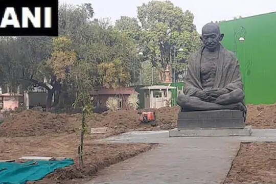 नवीन संसद भवनाच्या बांधकामासाठी महात्मा गांधींचा पुतळा तात्पुरता स्थलांतरित