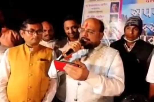 VIDEO : शिवसेनेच्या मंत्र्याने जाहीर कार्यक्रमात गायलं 'बॉलिवूड साँग', उपस्थितांकडून भरभरून दाद