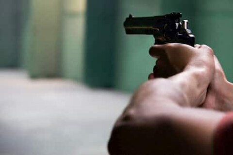 लायटरचा धाक दाखवून मोबाईल चोरी केल्याची थरारक घटना मुंबईत घडली आहे. हा प्रकार खराखुरा सुरू आहे का चित्रपटाचं शूटिंग सुरू आहे, हेदेखील घटनास्थळी उपस्थित असल्यांना कळालं नाही. 