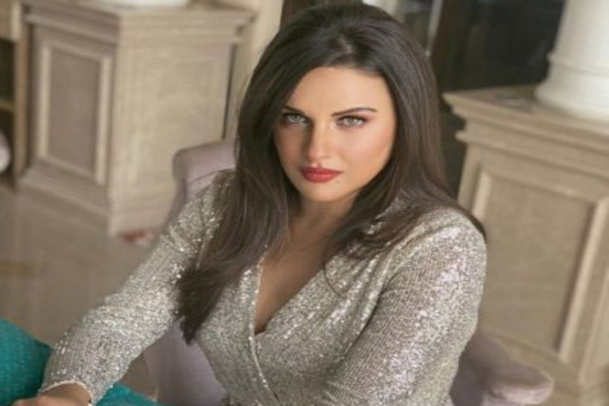 बिग बॉसच्या (Bigg Boss) मागील सिझनमध्ये दिसलेली अभिनेत्री आणि मॉडेल हिमांशी खुराना (Himanshi Khurana) सोशल मीडियावर विविध फोटो अपलोड करत असते. तिच्या या फोटोंमध्ये ती खूप हॉट अंदाजात दिसून येते. चंदेरी रंगाचा ड्रेस घातलेल्या या फोटोत हिमांशी खूपच सुंदर दिसून येत आहे. (Image: Instagram) बिग बॉसच्या (Bigg Boss) मागील सिझनमध्ये दिसलेली अभिनेत्री आणि मॉडेल हिमांशी खुराना (Himanshi Khurana) सोशल मीडियावर विविध फोटो अपलोड करत असते. तिच्या या फोटोंमध्ये ती खूप हॉट अंदाजात दिसून येते. चंदेरी रंगाचा ड्रेस घातलेल्या या फोटोत हिमांशी खूपच सुंदर दिसून येत आहे. (Image: Instagram)