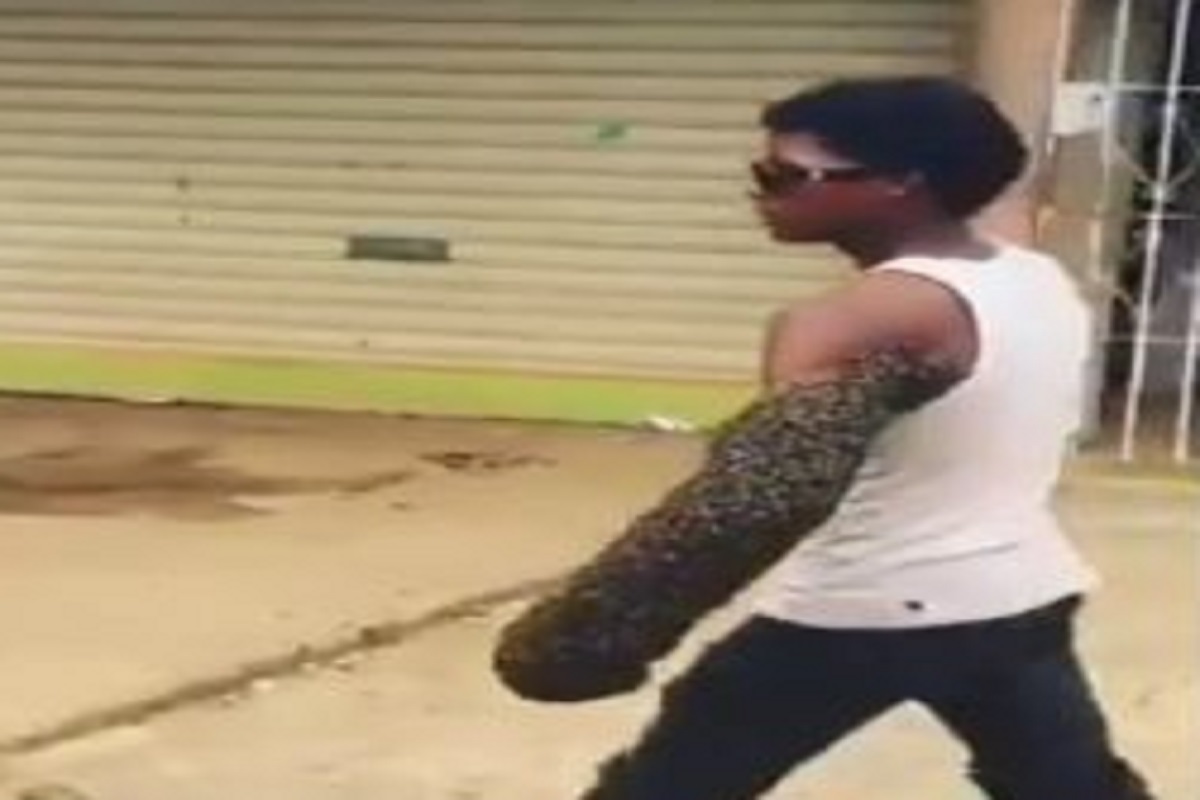 OMG! याचा हात आहे की मधमाश्यांचं घर; डेअरिंगला द्यायला हवी दाद