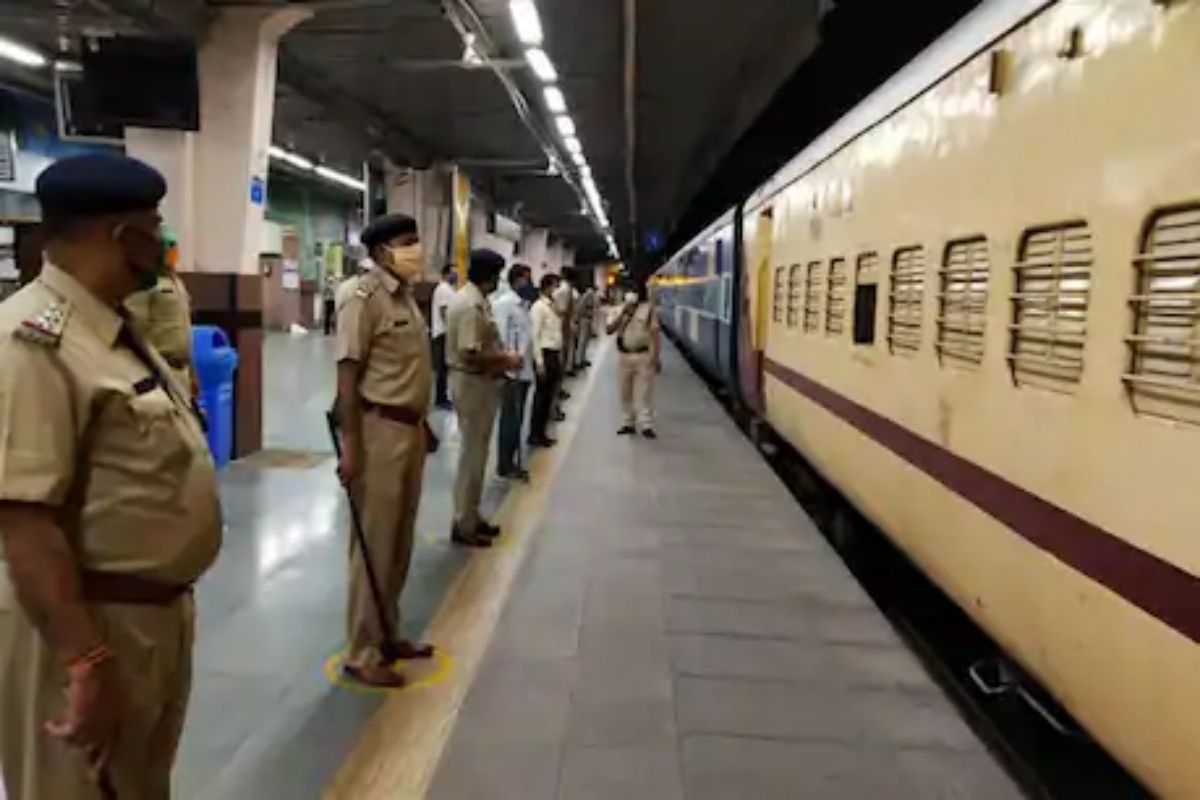 पुन्हा कोरोनाचा धोका? महाराष्ट्रातील प्रवाशांवर शेजारील राज्याने लावले निर्बंध