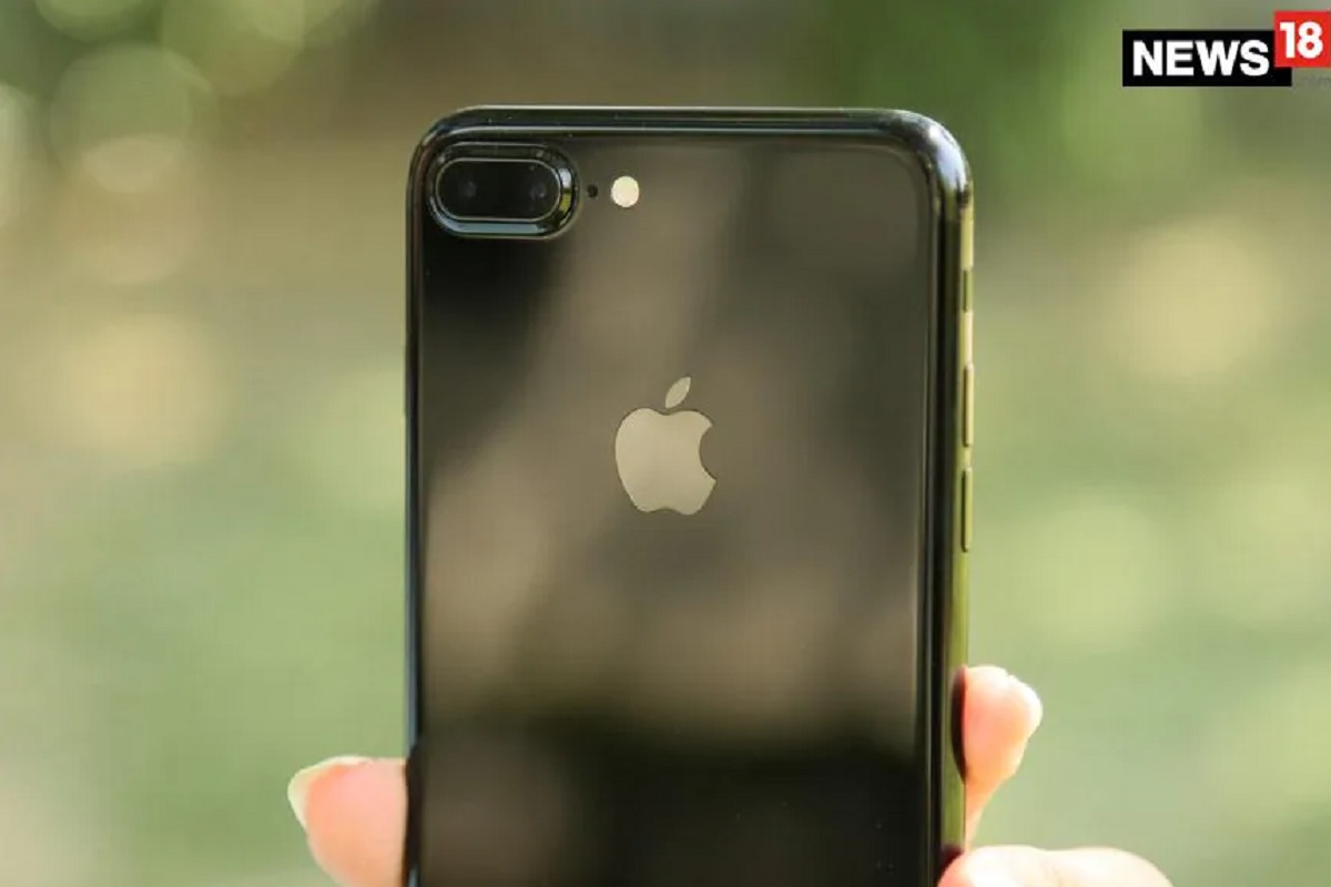 कसं शक्य आहे? 12000 फूट उंचावरुन पडलेला iPhone आढळला चालू स्थितीत, VIDEO VIRAL