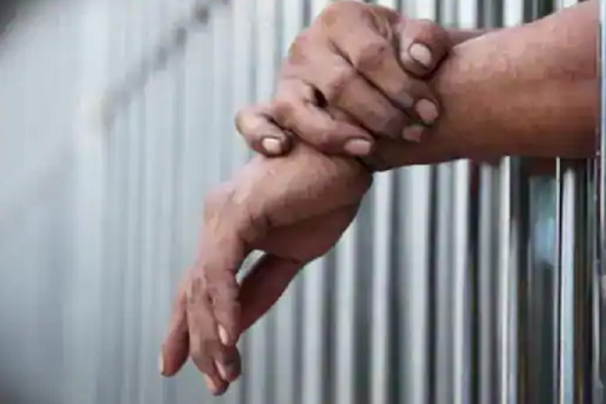 गर्लफ्रेंडला पहिल्यांदाच भेटण्यासाठी 2000 किमीचा विमान प्रवास केला, पण थेट तुरुंगात पोहोचला