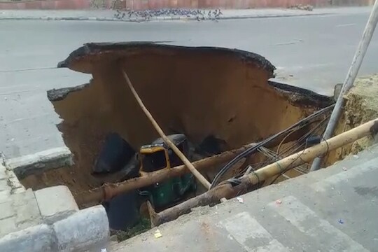 ...आणि अचानक खचला रस्ता; मधोमध पडलं भलमोठं भगदाड, पाहा हा VIDEO