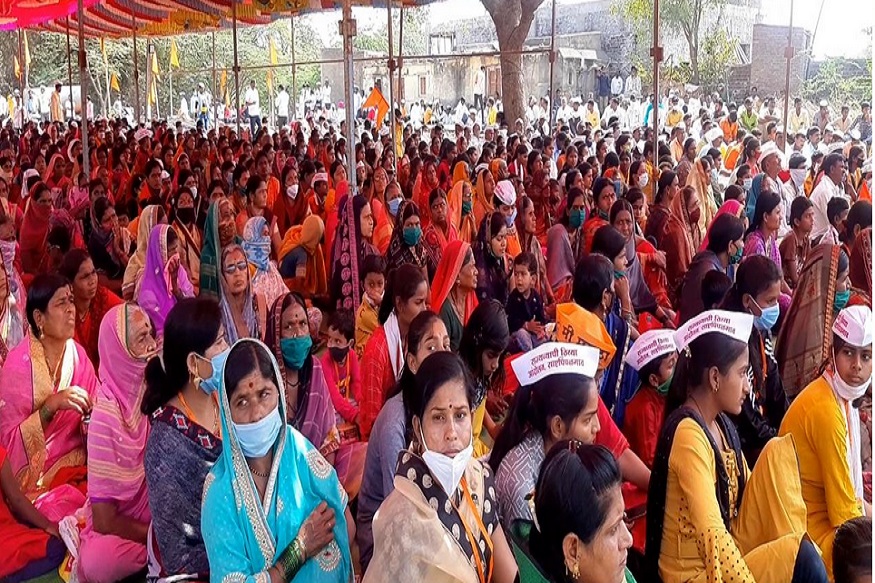 जात अन् धर्माच्या भिंती कोसळल्या...मराठा आरक्षणासाठी अख्खं गाव रस्त्यावर, राज्याचं लक्ष वेधलं
