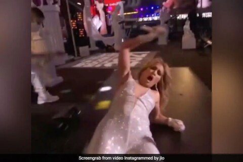 अमेरिकन गायिका, अभिनेत्री, नृत्य कलाकार जेनिफर लोपेज (Jennifer Lopez) जगभरात प्रसिद्ध आहे. या व्हिडिओवर 1 तासाच्या आत 22 लाखाहून अधिक लाईक्स आल्या आहेत आणि चाहत्यांनीही प्रतिक्रिया दिल्या आहेत.