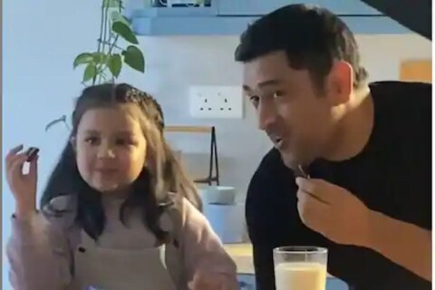 धोनीने  (MS Dhoni) आपली मुलगी जीवा धोनी (Ziva dhoni) सोबत एक कमर्शिअल जाहिरात (Commercial ad) केली आहे. सोशल मीडियावर (Social media) जीवाची सातत्याने वाढती लोकप्रियता पाहता एका बिस्किट कंपनीने जीवाशी करार केला आहे. 