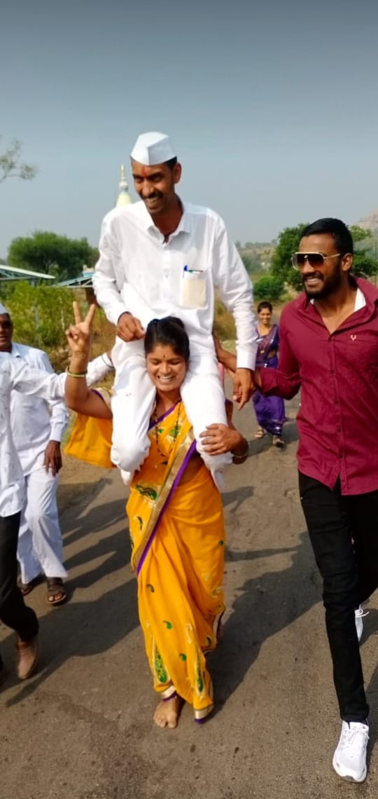 निवडणुकीत पत्नी विजयी झाली तर पतीला होणार आनंद आपण नेहमी पाहतो. या आनंदात तो पत्नीला खांद्यावर उचलून घेतो. मात्र, या गावात पती निवडून आल्यावर झालेल्या आनंदाने चक्की पत्नीने आपल्या पतीला खांद्यावर उचलून घेऊन मिरवणूक काढली. निवडणुकीत पत्नी विजयी झाली तर पतीला होणार आनंद आपण नेहमी पाहतो. या आनंदात तो पत्नीला खांद्यावर उचलून घेतो. मात्र, या गावात पती निवडून आल्यावर झालेल्या आनंदाने चक्की पत्नीने आपल्या पतीला खांद्यावर उचलून घेऊन मिरवणूक काढली.