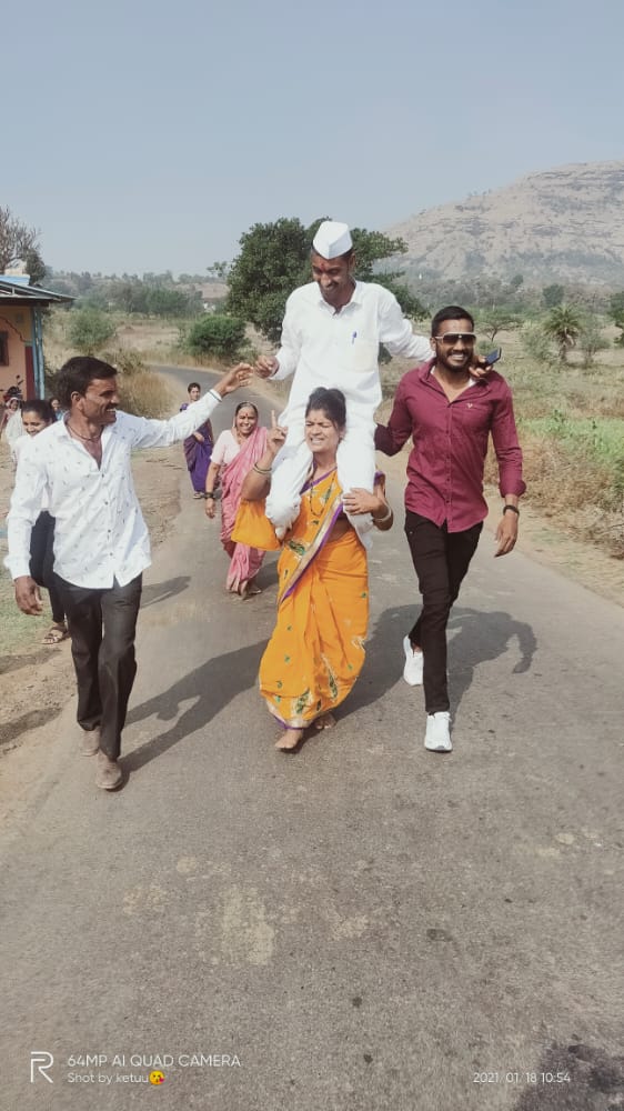 आपला पती ग्रामपंचायत सदस्य म्हणून निवडून आल्यावर एका पत्नीने आपल्या पतीला खांद्यावर बसवून हा जल्लोष साजरा करत हा आनंद साजरा केला. आपला पती ग्रामपंचायत सदस्य म्हणून निवडून आल्यावर एका पत्नीने आपल्या पतीला खांद्यावर बसवून हा जल्लोष साजरा करत हा आनंद साजरा केला.