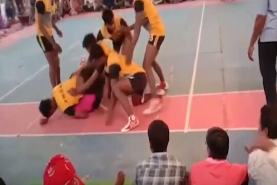 कबड्डी स्पर्धेदरम्यान दुर्घटना; मॅच सुरू असतानाच खेळाडूचा मृत्यू
