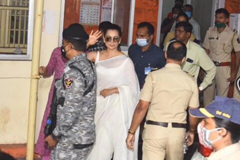 
राजद्रोह, सामाजिक तेढ निर्माण करणे आणि धार्मिक भावना भडकावणे अशा स्वरुपाचे गुन्हे वांद्रे पोलिसांनी कंगना विरोधात दाखल केले.