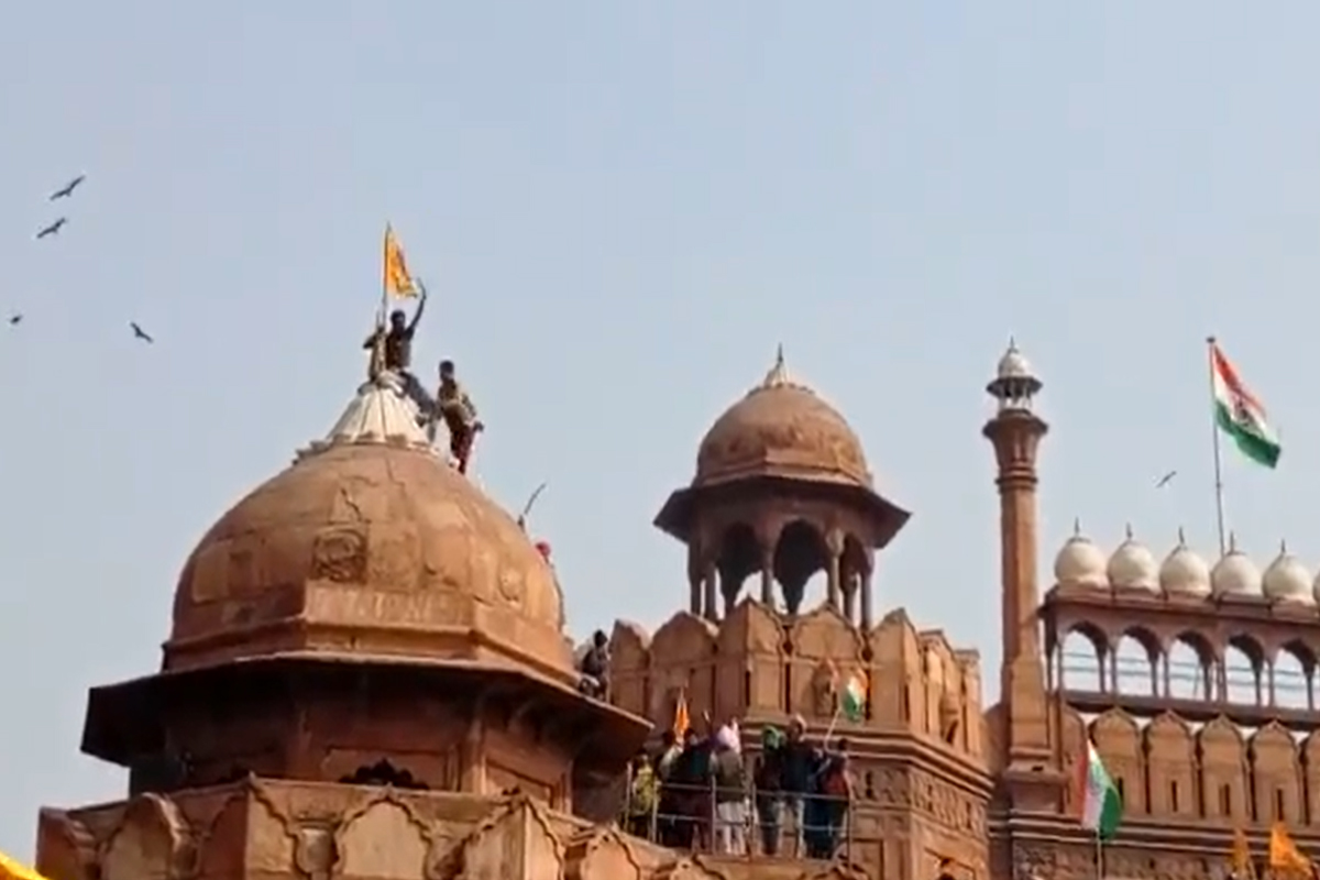 Kisan Tractor Rally : शेतकरी आंदोलकांनी लाल किल्ल्यावर फडकावला झेंडा