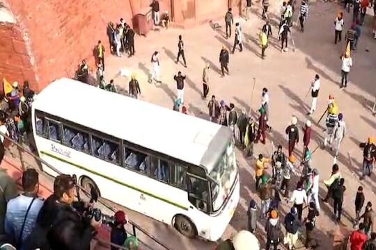 Farmers Protest: लाल किल्ल्यावर आंदोलक शेतकऱ्यांकडून बसची तोडफोड; संपूर्ण प्रकार VIDEO मध्ये कैद