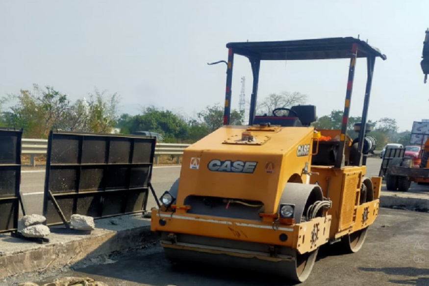 मुंबई-पुणे एक्स्प्रेस वेवर भयंकर घटना! रोड रोलरखाली चिरडून 24 वर्षीय इंजिनीअरचा मृत्यू