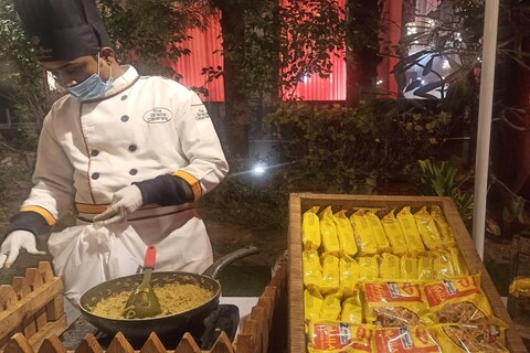 मॅगी (Maggi) या 'इन्स्टंट नूडल्स' प्रकाराला आपण भारतीयांनी पूर्णपणे 'स्वदेशी' केलं आहे. मग भारतीय लग्नांमध्ये देखील मॅगी देण्यात आली तर आश्चर्य वाटायला नको