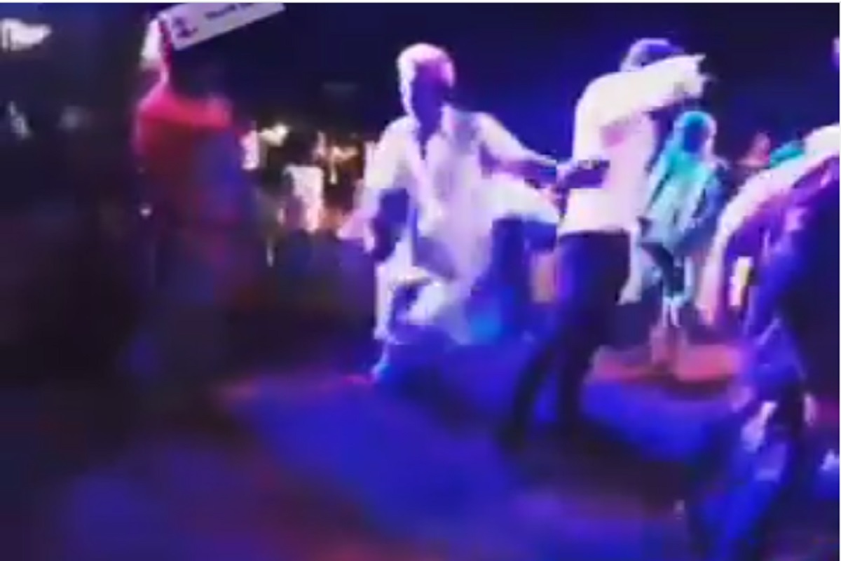 DJ डान्स करताना आजोबांवर बरसला आजीचा दांडा आणि... VIDEO पाहाल तर आवरणार नाही हसू