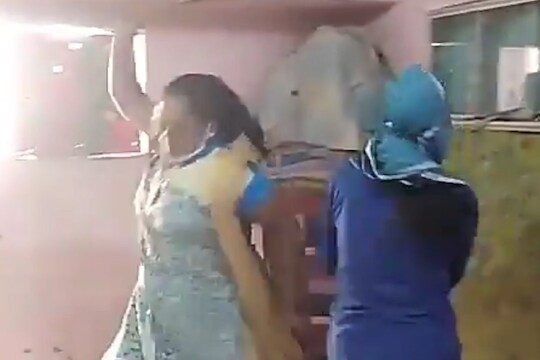 पोलिसांनी केली नाही कारवाई; घरात घुसून मनसेच्या महिला कार्यकर्त्यांचा खळखट्याक, पाहा VIDEO