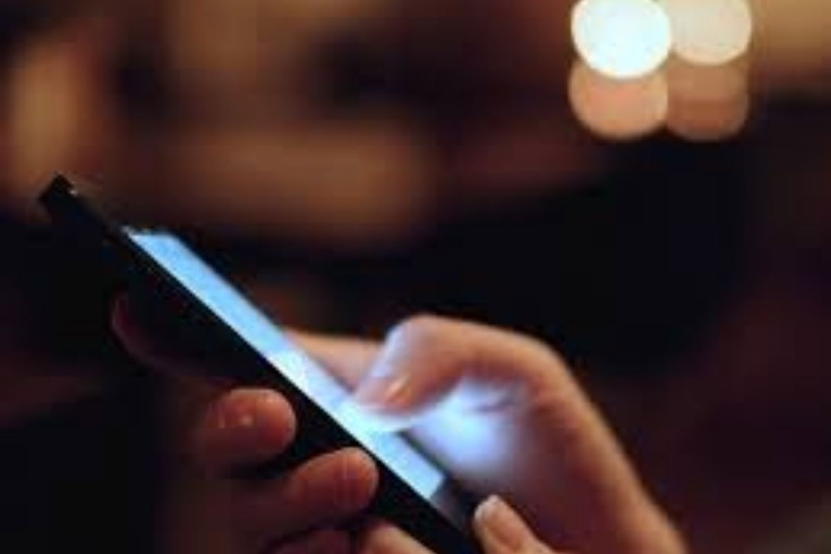 डिस्क्रिप्शन - Apps च्या डिस्क्रिप्शनवर लक्ष द्या. यामुळे अॅपची माहिती मिळेल. तसंच रिव्ह्यूमधूनही अॅपची माहिती घेण्यास मदत होईल.