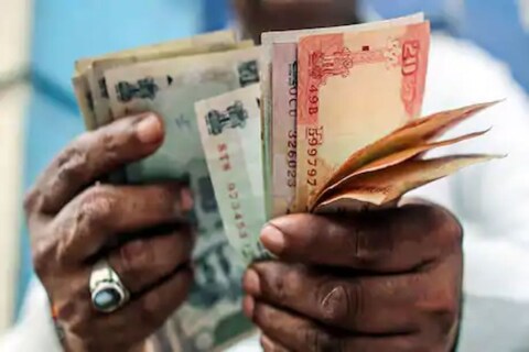 केंद्राच्या अखत्यारीत काम करणाऱ्या 1.5 कोटींहून जास्त कामगारांसाठी मोदी सरकारने महत्त्वाचा निर्णय घेतला आहे. सरकारने या कामगारांच्या व्हेरिएबल डीए (VDA) मध्ये वाढ केली आहे.