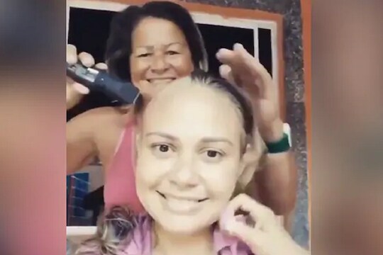कॅन्सरग्रस्त लेकीसाठी आईनं काय केलं पाहाल; VIDEO पाहून फुटेल अश्रूंचा बांध