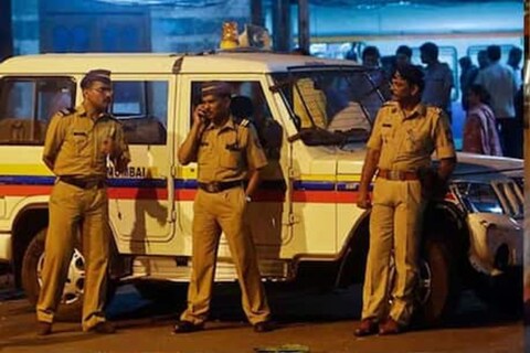 मुंबई पोलीस (Mumbai Police) नागरिकांमध्ये जागरुकता निर्माण करण्यासाठी नेहमीच ट्वीटरवर अॅक्टिव्ह असतात. 