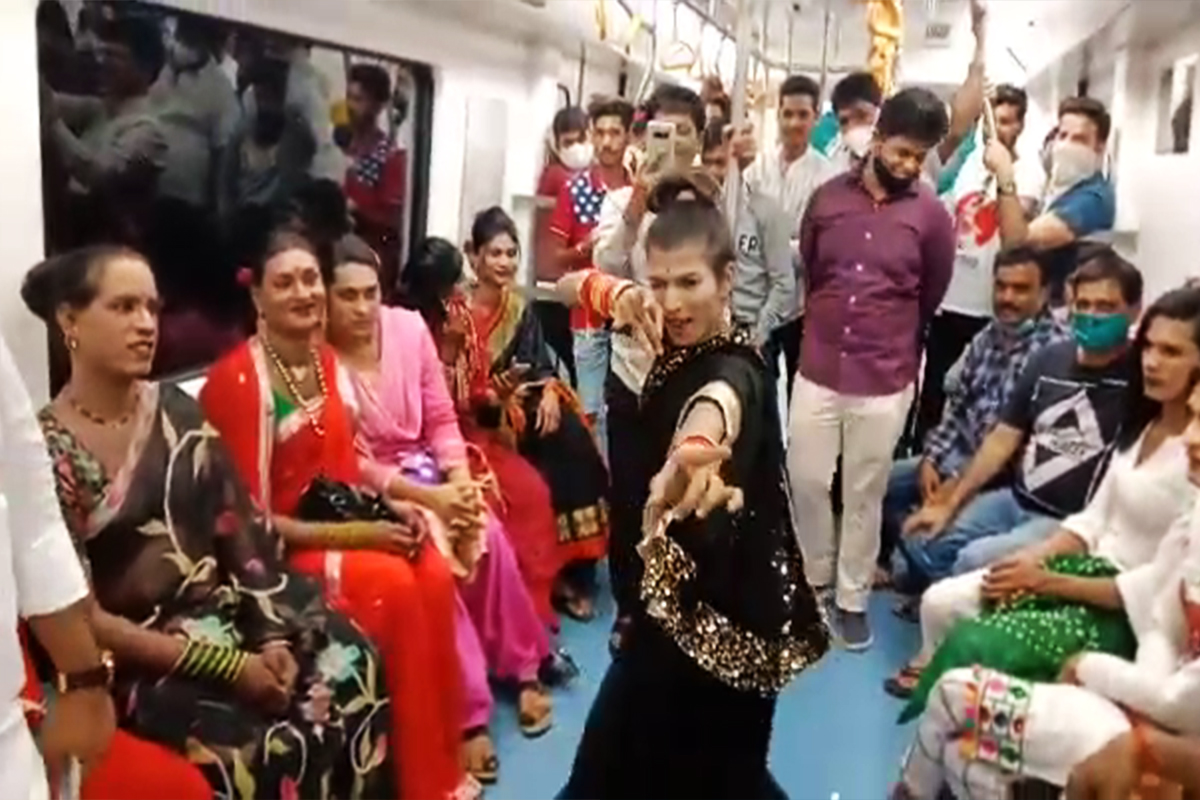 इश्काचा बाण सुटला, धावत्या मेट्रोमध्ये राष्ट्रवादी नेत्याचे तृतीयपंथीयासोबत ठुमके, VIDEO