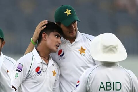 पाकिस्तानचा (Pakistan) माजी फास्ट बॉलर मोहम्मद असिफनं (Mohammad Asif) त्याच्या टीमच्या बॉलर्सवर गंभीर आरोप केला आहे.माजी विकेट किपर-बॅट्समन कमरान अकमलशी (Kamran Akmal) यु ट्यूब चॅनलवर चर्चा करताना त्यानं आरोप केला आहे.
