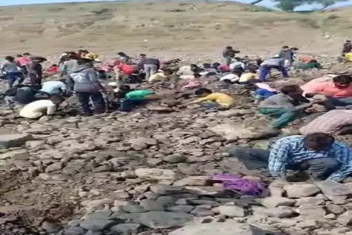 हे गाव 5 दिवसांपासून सतत खोदत आहे नदी, कारण ऐकून थक्क व्हाल