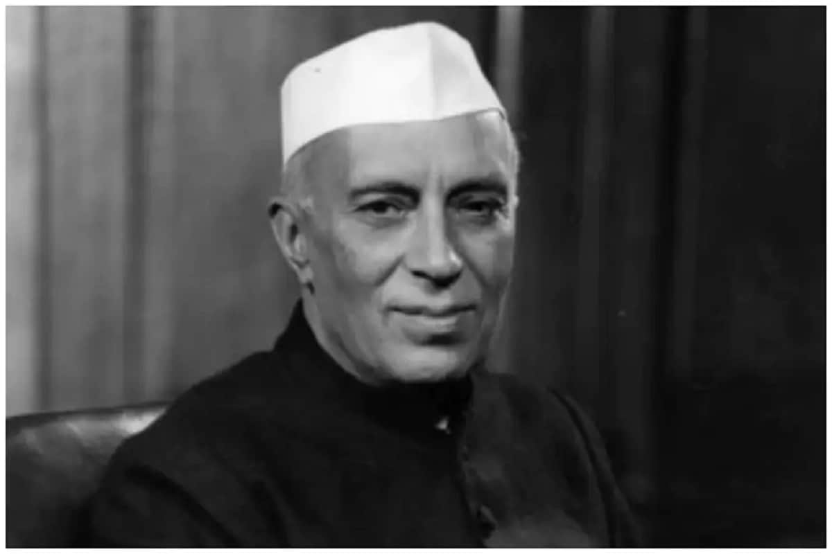 फिरोज गांधी यांना कोण ओळखत नाही? फिरोज हे भारताचे पहिले पंतप्रधान जवाहरलाल नेहरू यांची मुलगी आणि पंतप्रधान राहिलेल्या इंदिरा गांधी यांचे पती होते. 1942 मध्ये त्यांचं लग्न झालं होतं. इंदिरा यांच्याशी लग्नानंतरही फिरोज एकदम साधेपणानं जगत राहिले. फिरोज यांनी नेहरू यांच्याविरूद्ध मुन्ध्रा प्रकरणात १९५७ साली आघाडी उघडली. यानंतर तत्कालीन अर्थमंत्री टी टी कृष्णमचारी यांना राजीनामा द्यावा लागला होता. फिरोज गांधी यांना कोण ओळखत नाही? फिरोज हे भारताचे पहिले पंतप्रधान जवाहरलाल नेहरू यांची मुलगी आणि पंतप्रधान राहिलेल्या इंदिरा गांधी यांचे पती होते. 1942 मध्ये त्यांचं लग्न झालं होतं. इंदिरा यांच्याशी लग्नानंतरही फिरोज एकदम साधेपणानं जगत राहिले. फिरोज यांनी नेहरू यांच्याविरूद्ध मुन्ध्रा प्रकरणात १९५७ साली आघाडी उघडली. यानंतर तत्कालीन अर्थमंत्री टी टी कृष्णमचारी यांना राजीनामा द्यावा लागला होता.