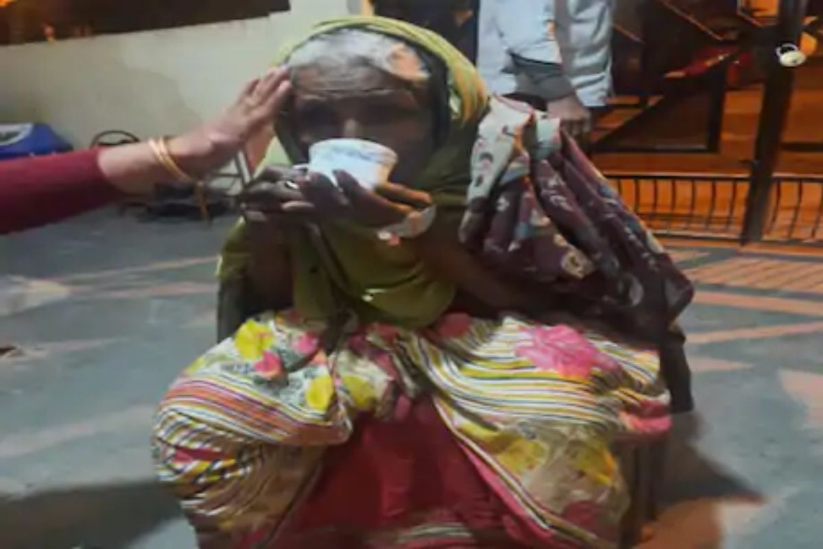 हृदयद्रावक! 3 दिवसापासून उपाशी होती 70 वर्षाची वृद्ध आजारी महिला; पोलिसांनाही फुटला मायेचा पाझर