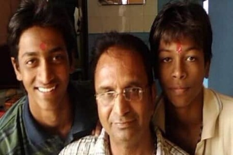 हार्दिक पांड्या (Hardik Pandya) आणि कृणाल पांड्या (Krunal Pandya) यांचे वडिल हिमांशू पांड्या (Himanshu Pandya) शनिवारी निधन झालं आहे. देशाला दोन आक्रमक खेळाडू देण्यासाठी हिमांशू यांनी मोठा त्याग केला होता.