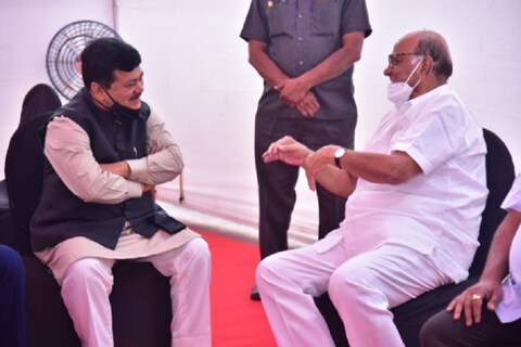 एका कार्यक्रमात आज शरद पवार आणि प्रवीण दरेकर यांची भेट झाली. 