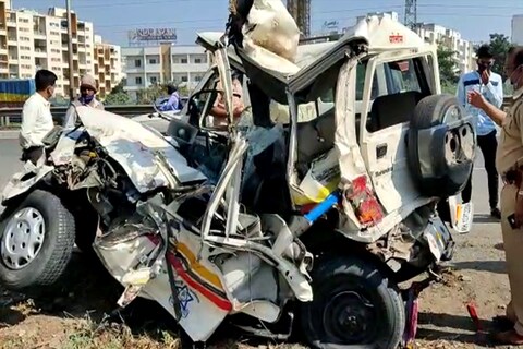 नऱ्हे येथील अपघाताची पाहणी करण्यासाठी घटनास्थळी जात असताना भरधाव कंटनेरने सिंहगड पोलिसांच्या गाडीला उडविले. 
