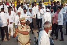 पुण्यातील मतदान केंद्राच्या आवारातच गावातील दोन गट भिडले, VIDEO पुण्यातील मतदान केंद्राच्या आवारातच गावातील दोन गट भिडले, VIDEO