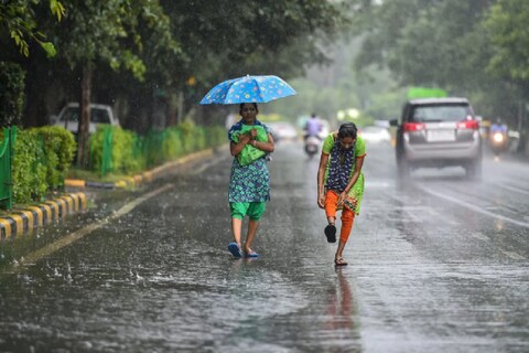 Weather in Maharashtra: विदर्भात सुर्य उन्हाचे तीव्र चटके देत असताना, आजपासून पुढील पाच दिवस राज्यातील विविध भागात तुरळक ठिकाणी अवकाळी पावसाच्या सरी (Unseasonal rain) कोसळणार असल्याचा अंदाज हवामान खात्यानं वर्तवला आहे. 