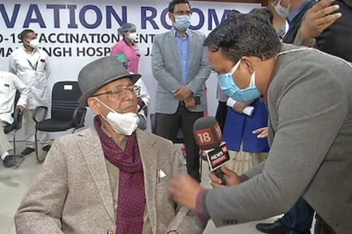 94 वर्षांच्या वृद्धानं टोचून घेतली लस, ज्येष्ठ नागरिकांना दिला ‘हा’ सल्ला!