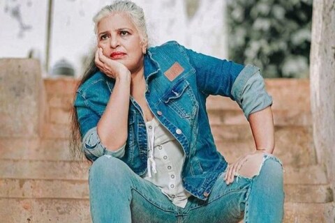 69 वर्षीय अभिनेत्रीने जीन्स (Jeans) घालून फोटोशूट केल्याने त्यांना ट्रोल (Troll) केलं जात आहे. त्यांचे जीन्स घातलेले फोटो बरेच व्हायरल (Viral photo) झाले आणि त्यावर उलट-सुलट प्रतिक्रिया व्यक्त होऊ लागल्यात.