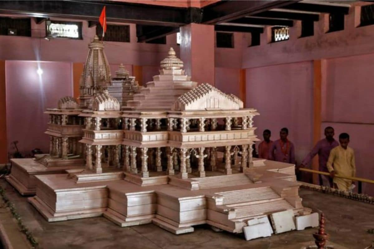 15 जानेवारी ते 27 फेब्रुवारीपर्यंत देशभरात राम मंदिरासाठी देणगी अभियान राबवण्यात येणार आहेत. त्यात दीड लाख स्वयंसेवक सहभागी होणार असून 1000 , 100, 10 रुपयांची कुपन्स देणार आहेत. शिवाय जे देणगीदार 2000 रुपयांपेक्षा अधिक रक्कम देईल, त्यांना पावती देण्यात येणार आहे. 15 जानेवारी ते 27 फेब्रुवारीपर्यंत देशभरात राम मंदिरासाठी देणगी अभियान राबवण्यात येणार आहेत. त्यात दीड लाख स्वयंसेवक सहभागी होणार असून 1000 , 100, 10 रुपयांची कुपन्स देणार आहेत. शिवाय जे देणगीदार 2000 रुपयांपेक्षा अधिक रक्कम देईल, त्यांना पावती देण्यात येणार आहे.