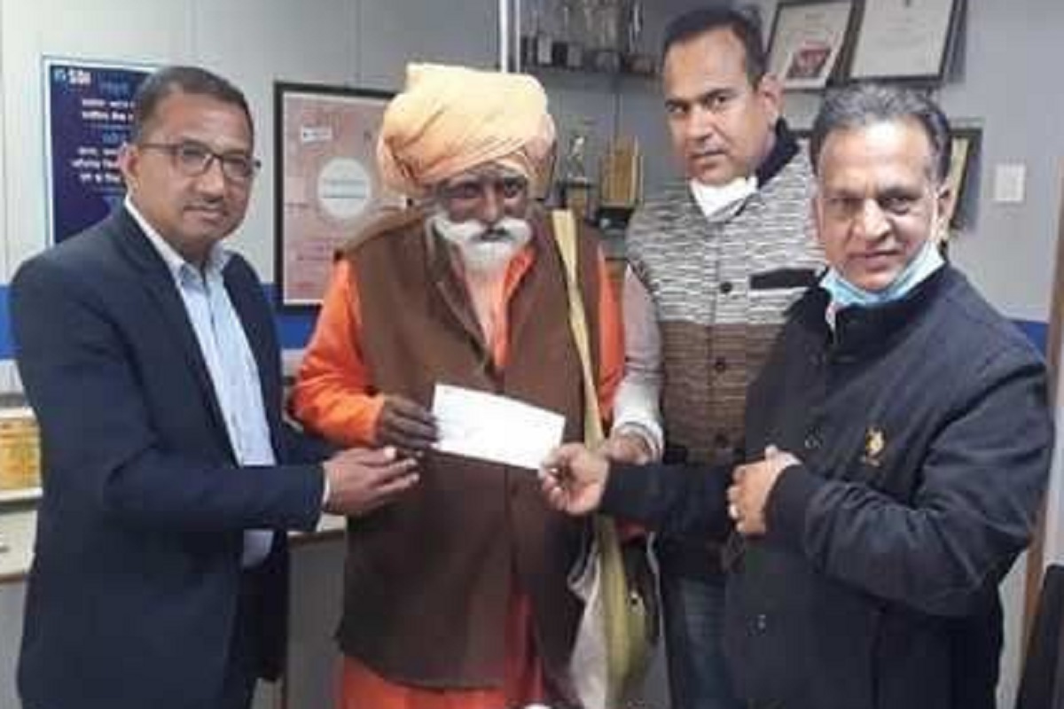 गेल्या 60 वर्षांपासून गुहेतच आहे वास्तव्य, राम मंदिरासाठी या साधूने दिलं 1 कोटींचं दान