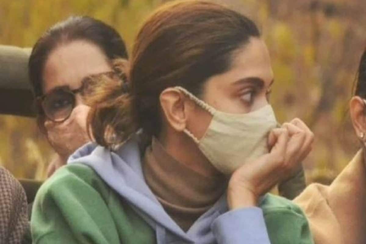 बॉलीवूड अभिनेत्री दीपिका पादुकोण आणि तिचा नवरा बॉलीवूड अभिनेता रणवीर सिंग दोघंही यावेळी सोबत होते. दोघांनीही एकाच गाडीत बसून जंगल सफारी केली. यावेळी रणवीर सिंग खूप स्टायलिश दिसत होता. त्यानं गडद काळा चष्मा घातला होता. (फोटो: व्हिडिओ ग्रॅब) बॉलीवूड अभिनेत्री दीपिका पादुकोण आणि तिचा नवरा बॉलीवूड अभिनेता रणवीर सिंग दोघंही यावेळी सोबत होते. दोघांनीही एकाच गाडीत बसून जंगल सफारी केली. यावेळी रणवीर सिंग खूप स्टायलिश दिसत होता. त्यानं गडद काळा चष्मा घातला होता. (फोटो: व्हिडिओ ग्रॅब)
