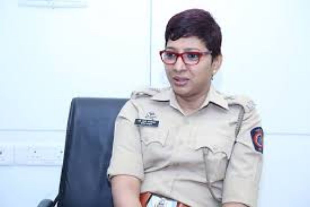 रविवारी रात्री 8 वाजून 10 मिनिटांनी मुंबई सायबर पोलिसांच्या डीसीपी रश्मी करंदीकर यांना आयर्लंडमधील फेसबुक मुख्यालयातून फोन आला की, एक तरुण आत्महत्या करीत आहे आणि तो फेसबुकवर लाइव्ह स्ट्रिमिंग करीत आहे. फेसबुक मुख्यालयाने यासंदर्भातील स्क्रीनशॉट्स शेअर केले. पाटील रडत होता आणि त्याच्या गळ्यावर वस्तरा होता. रविवारी रात्री 8 वाजून 10 मिनिटांनी मुंबई सायबर पोलिसांच्या डीसीपी रश्मी करंदीकर यांना आयर्लंडमधील फेसबुक मुख्यालयातून फोन आला की, एक तरुण आत्महत्या करीत आहे आणि तो फेसबुकवर लाइव्ह स्ट्रिमिंग करीत आहे. फेसबुक मुख्यालयाने यासंदर्भातील स्क्रीनशॉट्स शेअर केले. पाटील रडत होता आणि त्याच्या गळ्यावर वस्तरा होता.