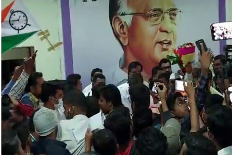 रोहित पवार यांनी माइकचा ताबा घेत कमी वेळात आपले मनोगत व्यक्त करत काढता पाय घेतला.