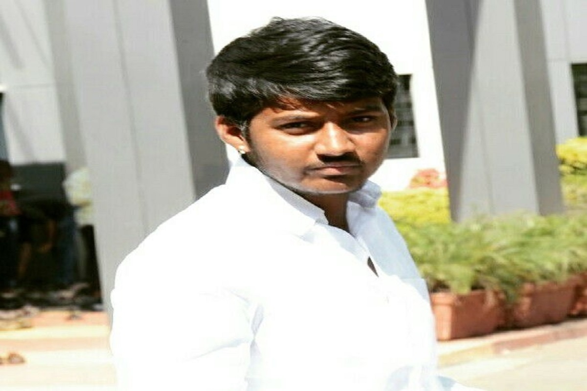 सोलर गाव आणि आत्मनिर्भर महिला; वेगळा जाहिरनामा घेऊन आलेल्या या 21 वर्षांच्या तरुणाला हरवण्यासाठी सगळे राजकारणी एकवटले पण....