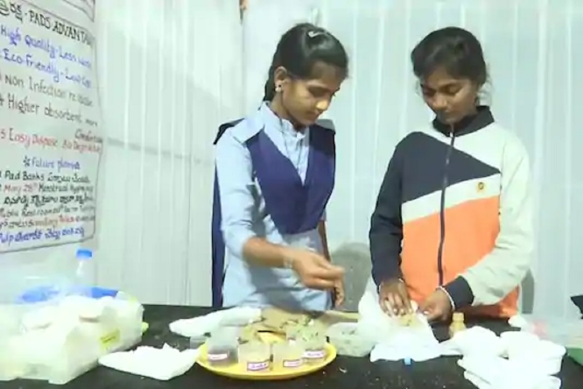 जिल्हा परिषद शाळेच्या विद्यार्थ्यांची कमाल! हळद, कडूनिंब वापरून बनवलं Organic sanitary pads