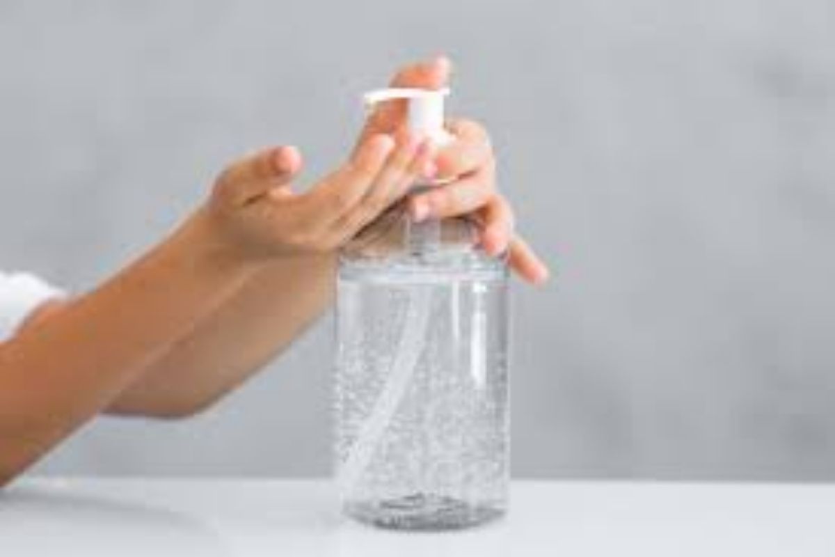 सॅनिटायजरचा वापर करत असाल तर सावधान! लहान मुलांना येऊ शकतं अंधत्व; संशोधनातून धक्कादायक माहिती