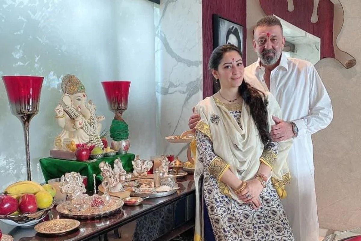 संजय दत्त आणि मान्यता दत्त यांनी हिंदू रीती रिवाजानुसार गोव्यातील ताज एक्सोटिकामध्ये 7 फेब्रुवारी 2008 रोजी लग्न केलं होतं. लग्नाआधी त्यांनी एकमेकांना 2 वर्ष डेट केलं होतं. दोघांनीही या लग्नाचा कोणालाही थांगपत्ता लागू दिला नव्हता. संजय दत्त आणि मान्यता दत्त यांनी हिंदू रीती रिवाजानुसार गोव्यातील ताज एक्सोटिकामध्ये 7 फेब्रुवारी 2008 रोजी लग्न केलं होतं. लग्नाआधी त्यांनी एकमेकांना 2 वर्ष डेट केलं होतं. दोघांनीही या लग्नाचा कोणालाही थांगपत्ता लागू दिला नव्हता.