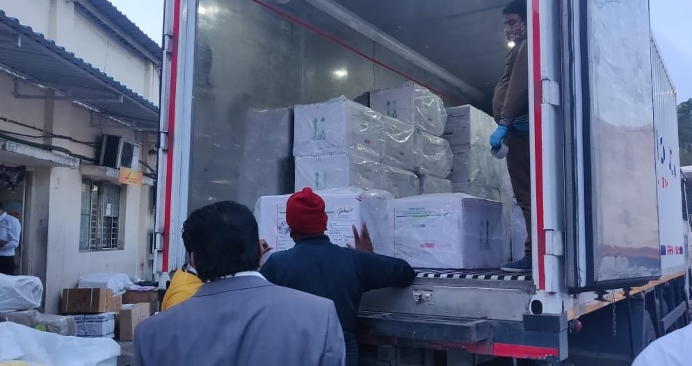 16 जानेवारीला कोरोना लसीकरण सुरू होणार आहे. यासाठी सीरम इन्स्टिट्यूटनं देशभरात कोरोना लशीची पहिली खेप पाठवली आहे.(फोटो सौजन्य - ANI) 16 जानेवारीला कोरोना लसीकरण सुरू होणार आहे. यासाठी सीरम इन्स्टिट्यूटनं देशभरात कोरोना लशीची पहिली खेप पाठवली आहे.(फोटो सौजन्य - ANI)