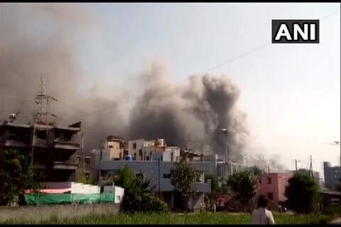 सीरम इन्स्टिट्यूटमधून एक धक्कादायक माहिती समोर येते आहे. कोरोना व्हायरस (Coronavirus) वर लस बनवणाऱ्या सीरम इन्स्टिट्यूटमध्ये भीषण आग लागली आहे.