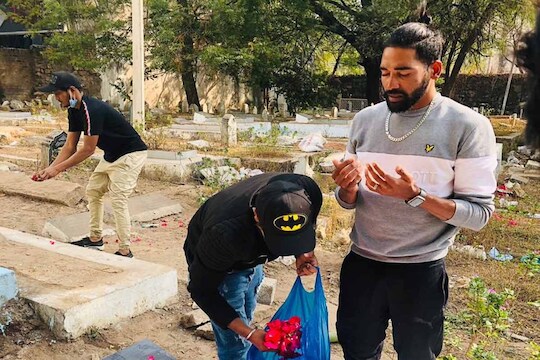 IND vs AUS : ऑस्ट्रेलियाहून परतल्यावर थेट वडिलांच्या कबरीजवळ, सिराजला अश्रू अनावर